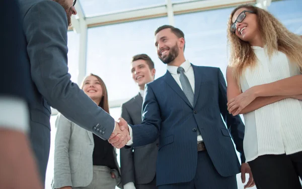 握手を交わして挨拶するビジネスパートナー — ストック写真