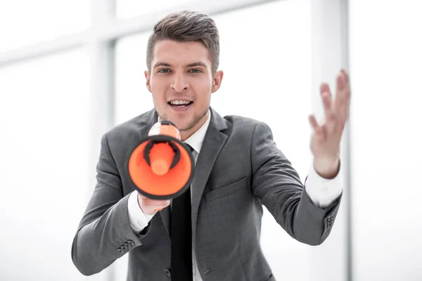 Jonge casual man schreeuwend — Stockfoto