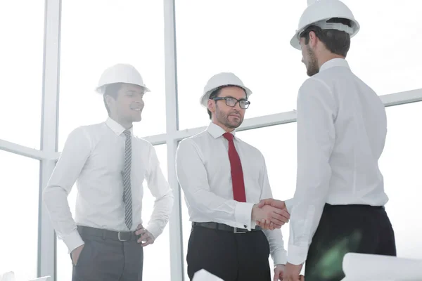 Arquiteto e o empreiteiro de engenharia apertando as mãos — Fotografia de Stock