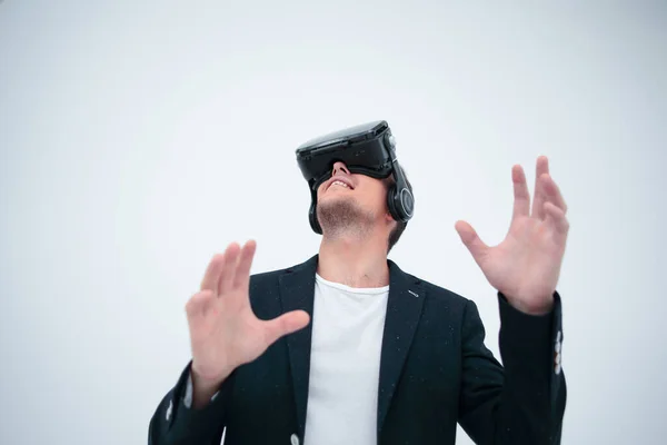 Close up.young hombre de negocios en un casco de realidad virtual. — Foto de Stock