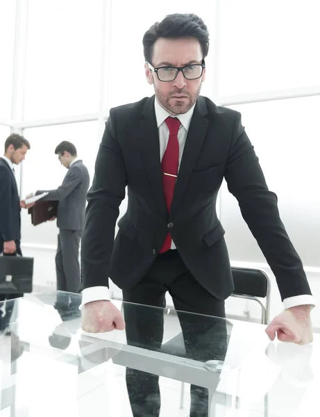 Angry businessman starting a business meeting — Stock Photo, Image