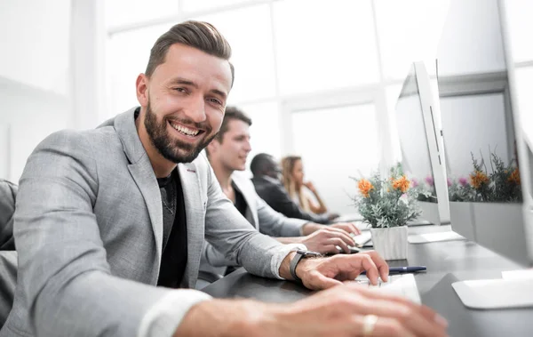 Exitoso hombre de negocios trabajando en una sala de computadoras — Foto de Stock