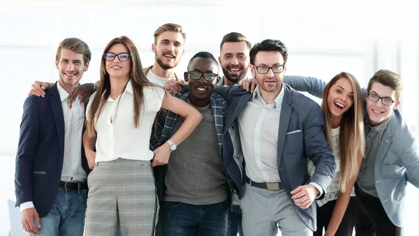 Freundliches, fröhliches Unternehmerteam aus jungen Leuten — Stockfoto