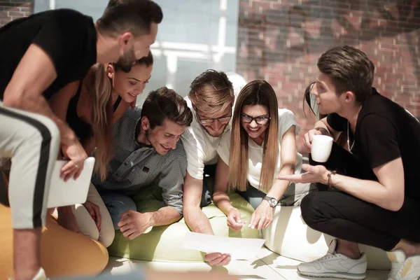 Equipo empresarial joven discutiendo nuevas oportunidades — Foto de Stock