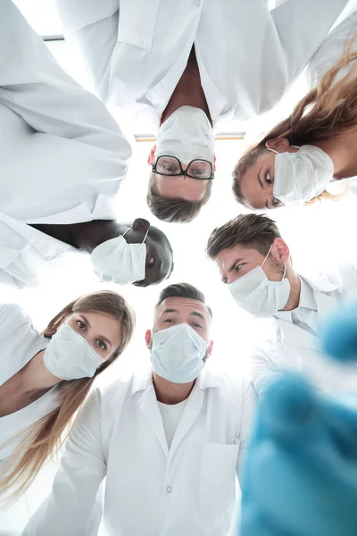 Chirurghi guardando giù ospedale paziente — Foto Stock