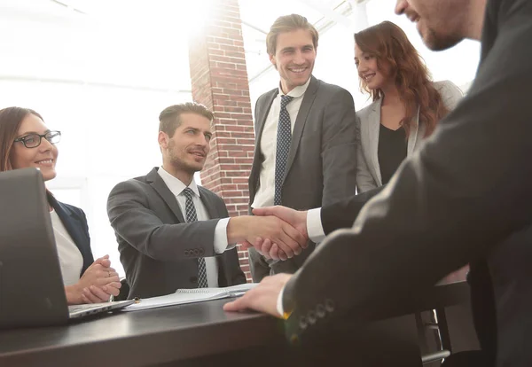 Estrechando la mano después de una reunión de negocios en la oficina —  Fotos de Stock