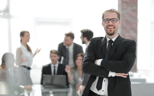 Succesvolle zakenman op de achtergrond van het kantoor — Stockfoto