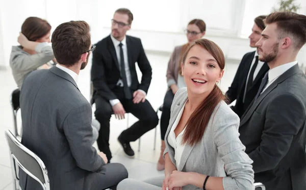 Jovem empregado no círculo de reunião de negócios like-minded — Fotografia de Stock