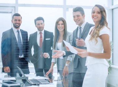 Profesyonel iş ekibi ofiste bekliyor.