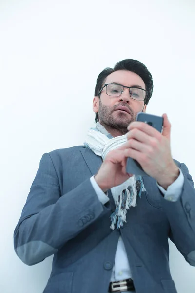 På nära håll. en affärsman använder sin smartphone — Stockfoto