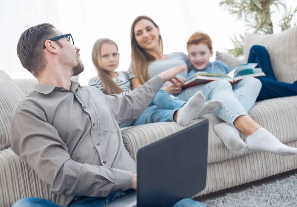 Família feliz gasta seu tempo livre em sua sala de estar. — Fotografia de Stock