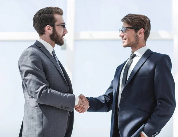 Dos hombres de negocios estrechando la mano —  Fotos de Stock