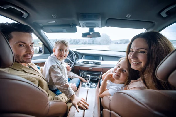 Close up.smiling famille assis dans une voiture confortable — Photo