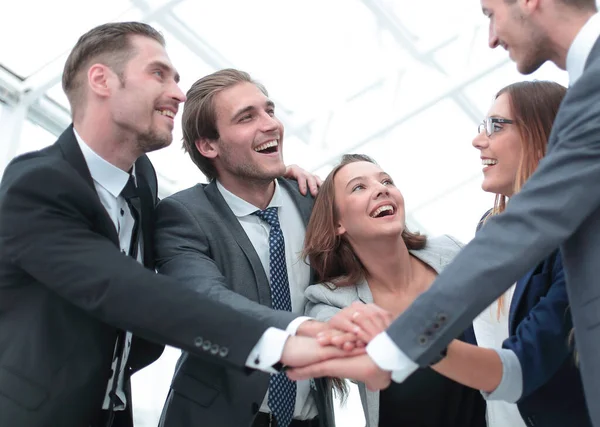 Equipo creativo poniendo sus manos juntas en círculo — Foto de Stock