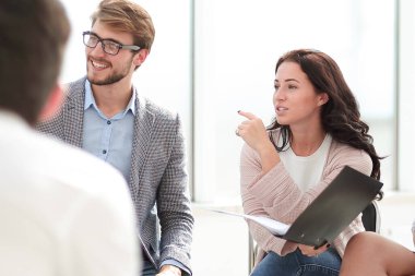 Kapat. Bir grup genç iş adamı fikirlerini tartışıyor..