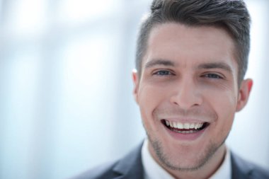 Ciddi bir iş adamının portresi.