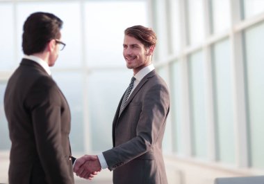 İş ortaklarının dostça el sıkışması