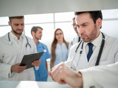 Üniformalı bilim adamı laboratuarda testler yapıyor.