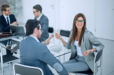 İş kadını iş ortağıyla konuşuyor.