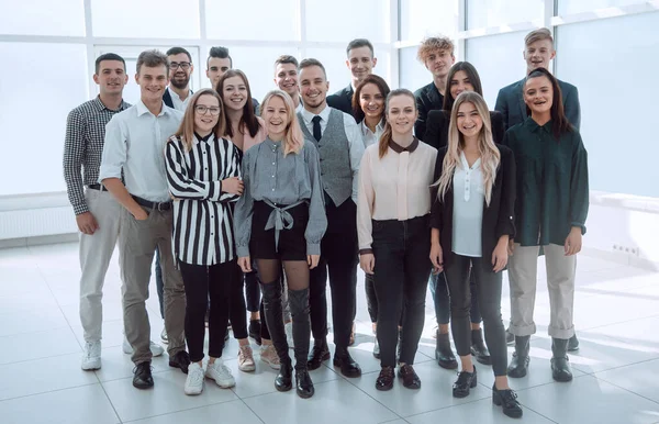 Grupp av olika ungdomar som står på kontoret — Stockfoto