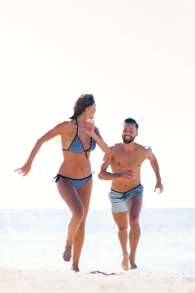 Pareja romántica caminando en la hermosa playa tropical. —  Fotos de Stock