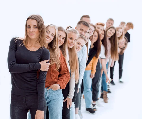 Група щасливих молодих людей, що стоять у черзі — стокове фото