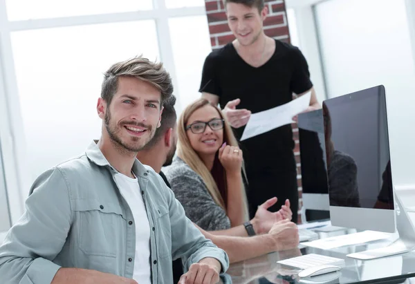 Jovens empresários no escritório trabalham com computador — Fotografia de Stock