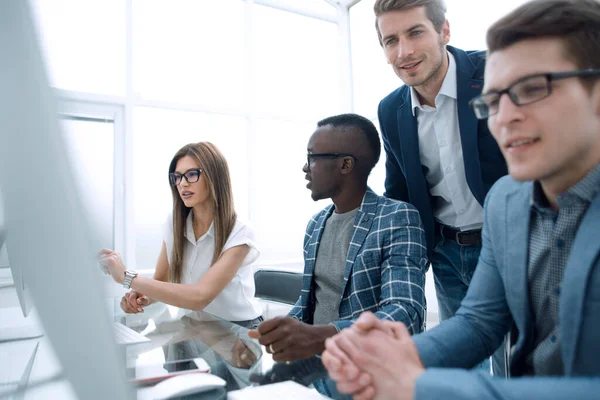 Employés discutant de nouvelles idées assis au bureau — Photo