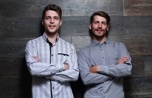 A friend portraits shot against gray background — Stock Photo, Image