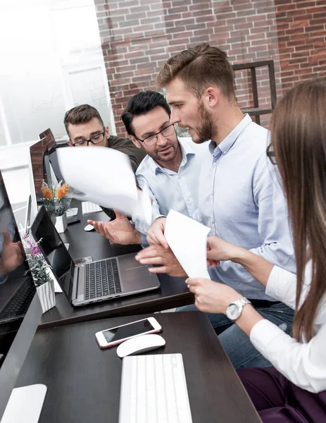 Mitarbeiter verwenden Computer, um mit Geschäftsdokumenten zu arbeiten — Stockfoto