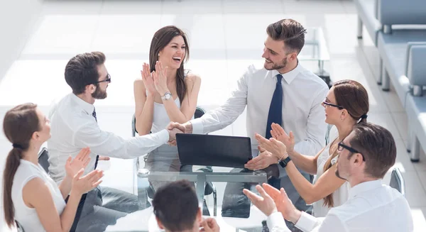 Socios de negocios estrechando la mano en una reunión de negocios —  Fotos de Stock