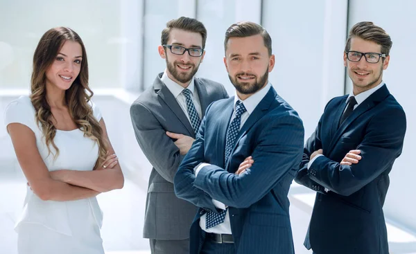 Grupp av framgångsrika affärsmän i bakgrunden av kontoret — Stockfoto