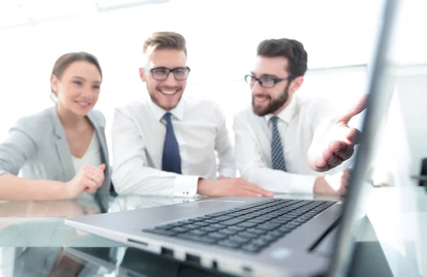 Close up. smiling boss showing finger on laptop screen — стоковое фото