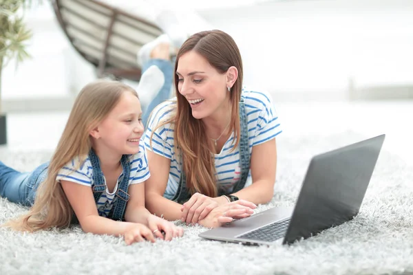Kapat. Anne ve küçük kızı dizüstü bilgisayarda oynuyorlar. — Stok fotoğraf