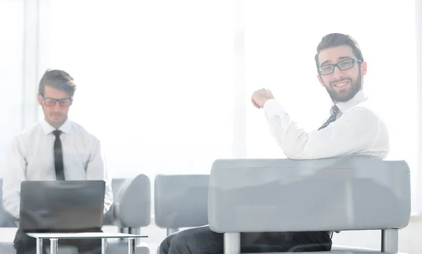 Business background.employees sitter i kontorslobbyn — Stockfoto