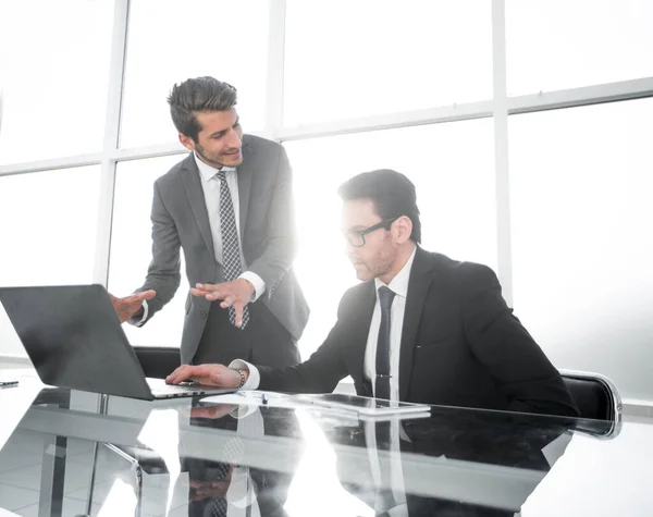 Manager und Mitarbeiter diskutieren Finanzdokumente — Stockfoto