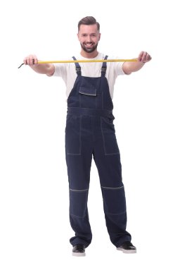 Tam gelişim. İnşaat mezurası olan gülümseyen adam