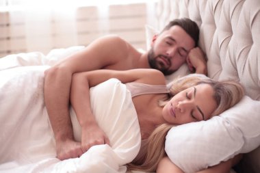 bir grup işçi masaüstünde bir yığın el oluşturuyorlar.