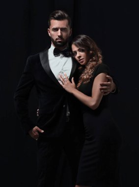 Siyah arka planda moda çifti portresi