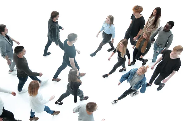 Ovanifrån. grupper av ungdomar som går i olika riktningar — Stockfoto