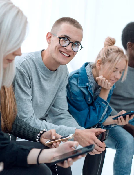 Nahaufnahme. Lässige Gruppe junger Menschen mit Smartphones — Stockfoto