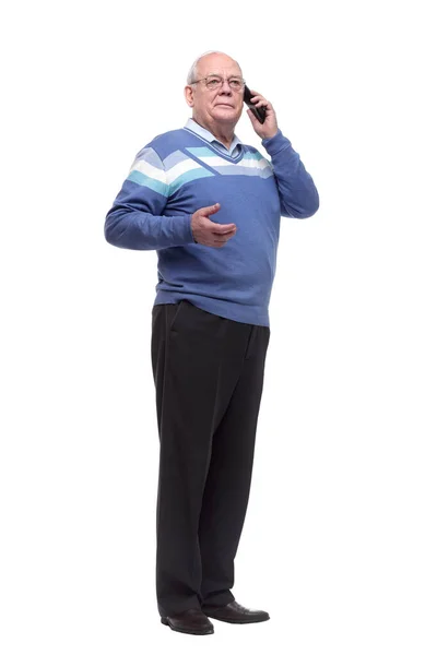 В полном росте. пожилой мужчина в очках разговаривает по смартфону — стоковое фото