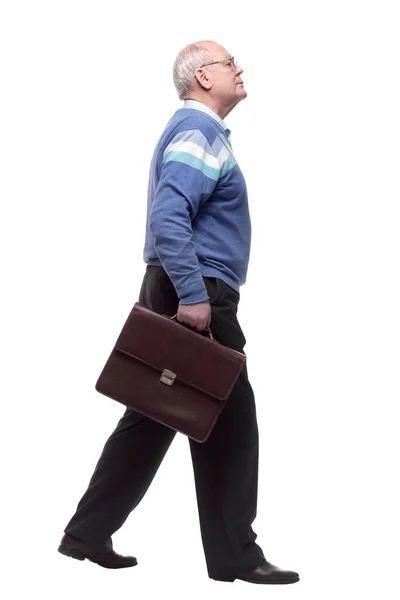 В полном росте. серьезный старший мужчина с портфелем шагает вперед. — стоковое фото