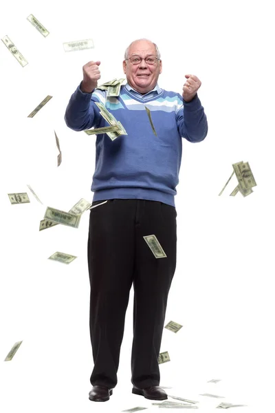 Щасливий старший чоловік стоїть під дощем банкнот — стокове фото