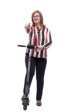 Tam gelişim. Elektrikli scooterlı gülümseyen bir kadın.