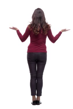 Dikiz aynası. Beyaz ekranda reklamı okuyan genç bir kadın.