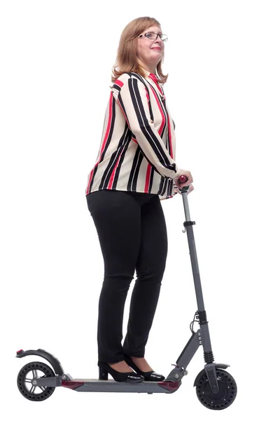 Yan görünüş. Elektrikli scooter 'ı olan modern sıradan bir kadın. — Stok fotoğraf