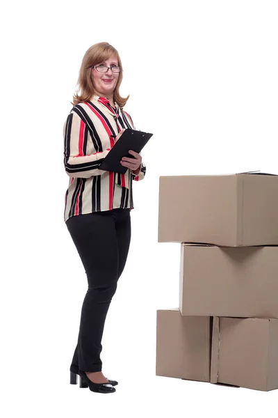 In piena crescita. donna felice con appunti in piedi vicino alle scatole consegnate. — Foto Stock