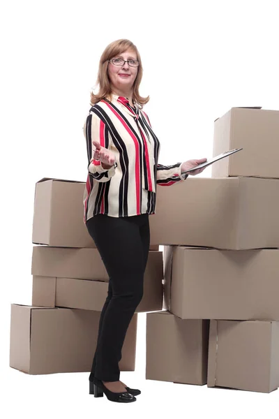 In piena crescita. donna felice con appunti in piedi vicino alle scatole consegnate. — Foto Stock