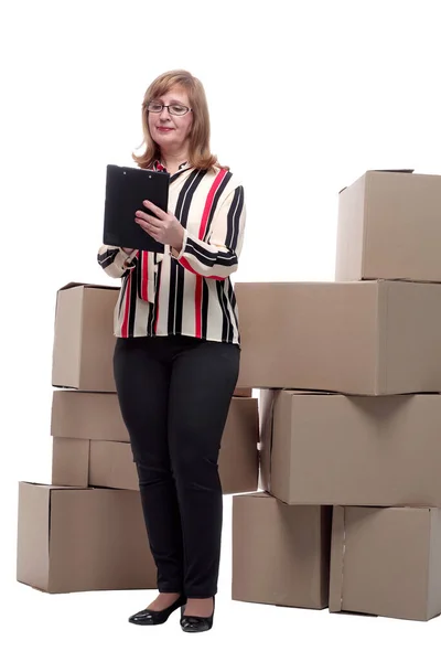 In piena crescita. donna felice in piedi vicino alle scatole consegnate — Foto Stock